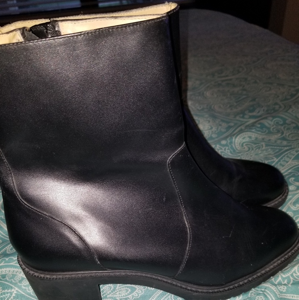 Kennenth Cole Black short boots